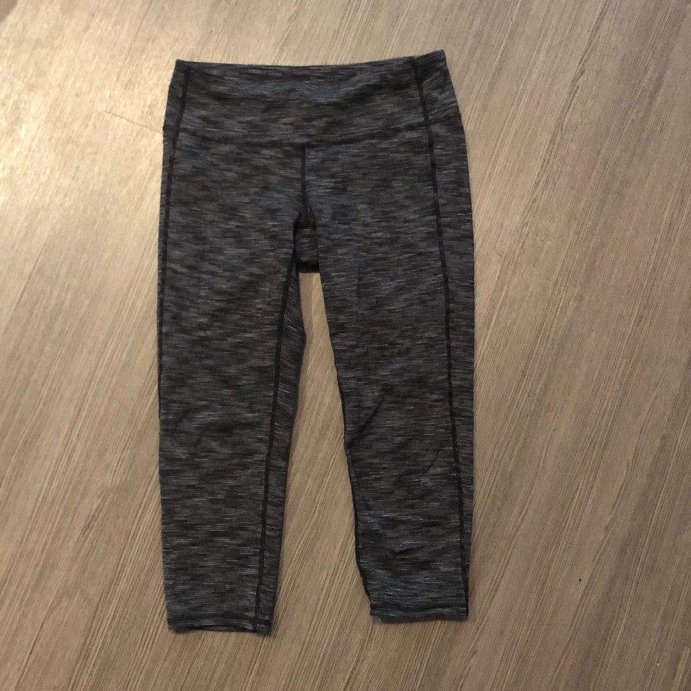 Athleta 3/4ths leggings in heather gray